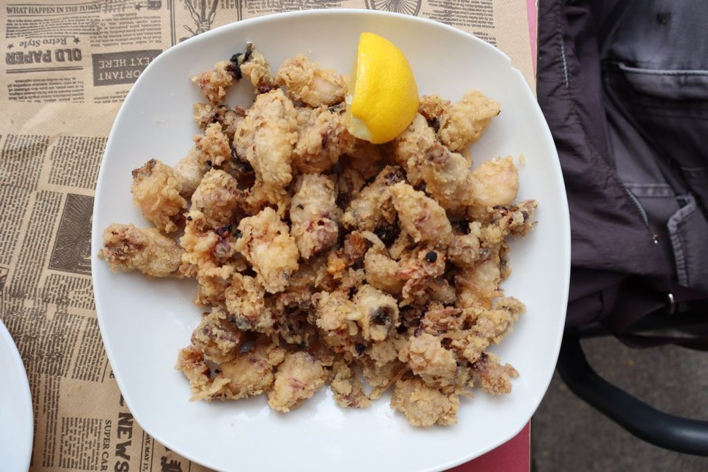 Ración de calamares y chopitos fritos con limón