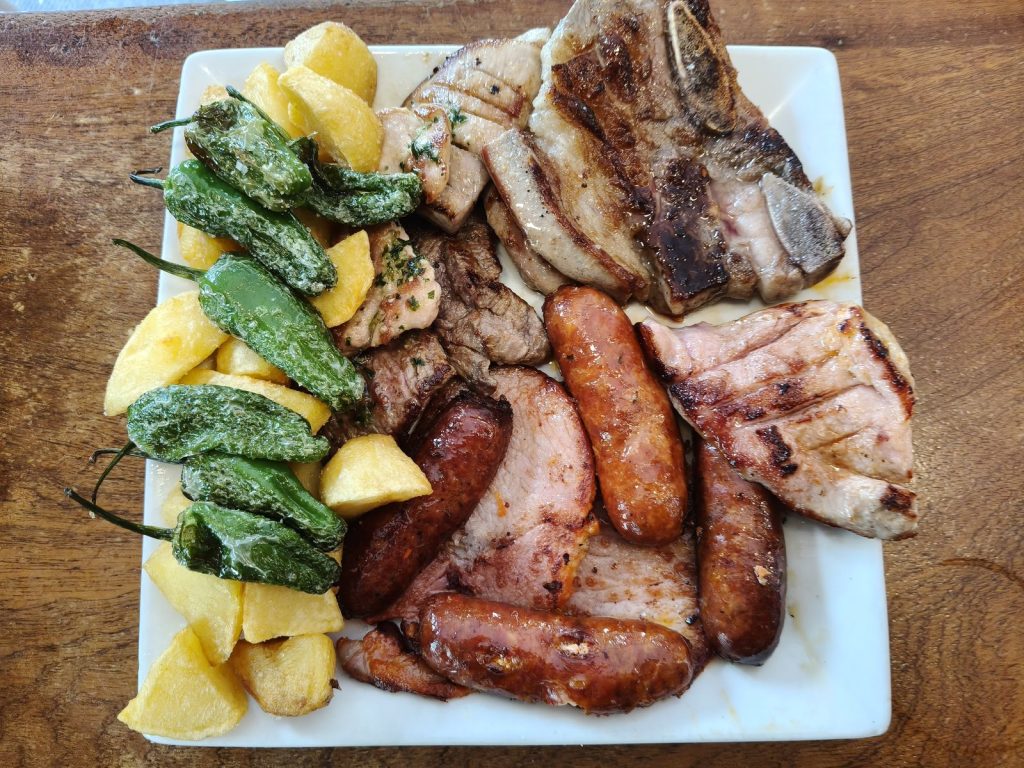Parrillada de carne con chorizo, chuleta, panceta, patatas y pimientos de Padrón