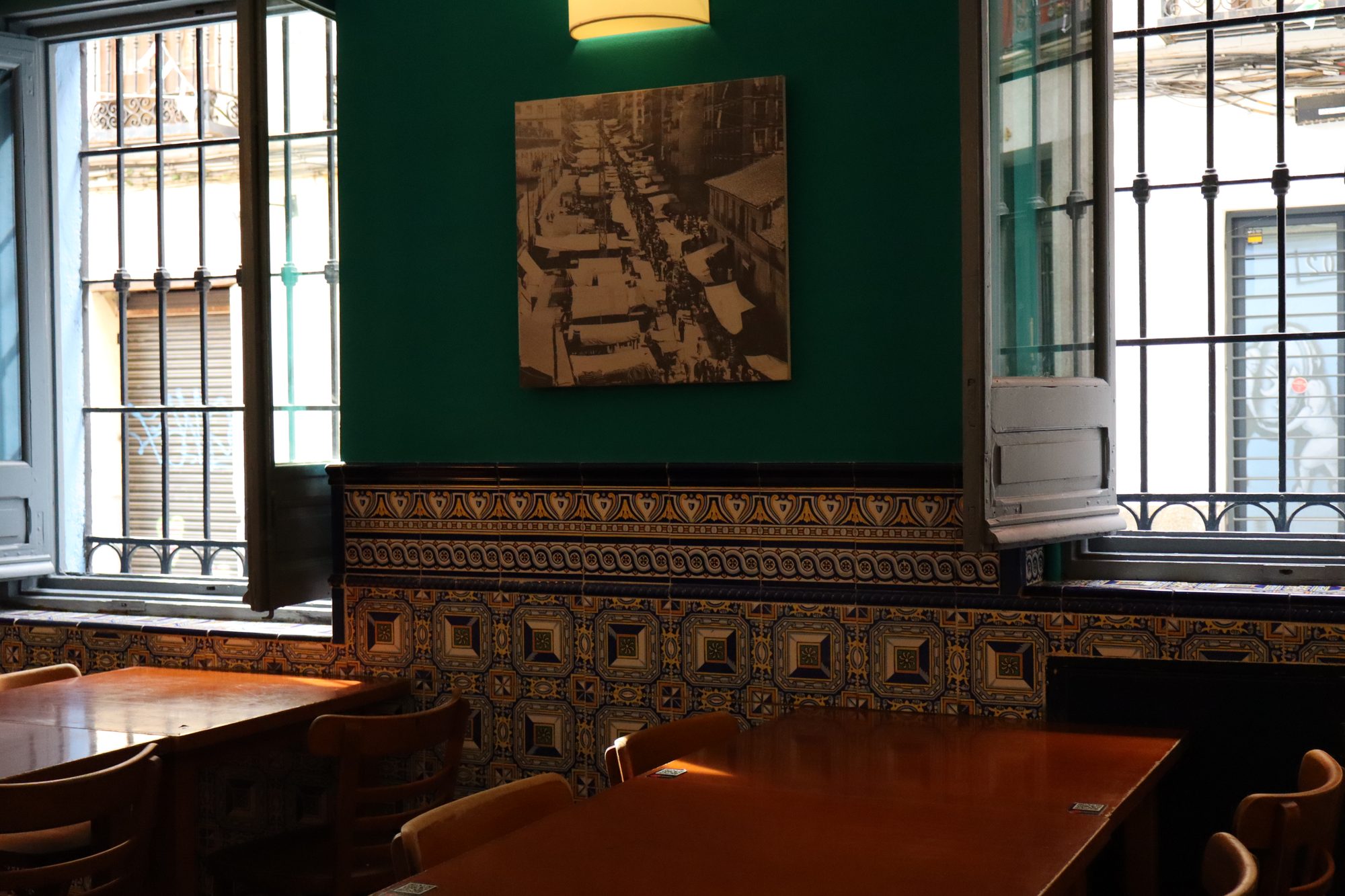 Comedor de El Económico con mesas de madera y azulejos
