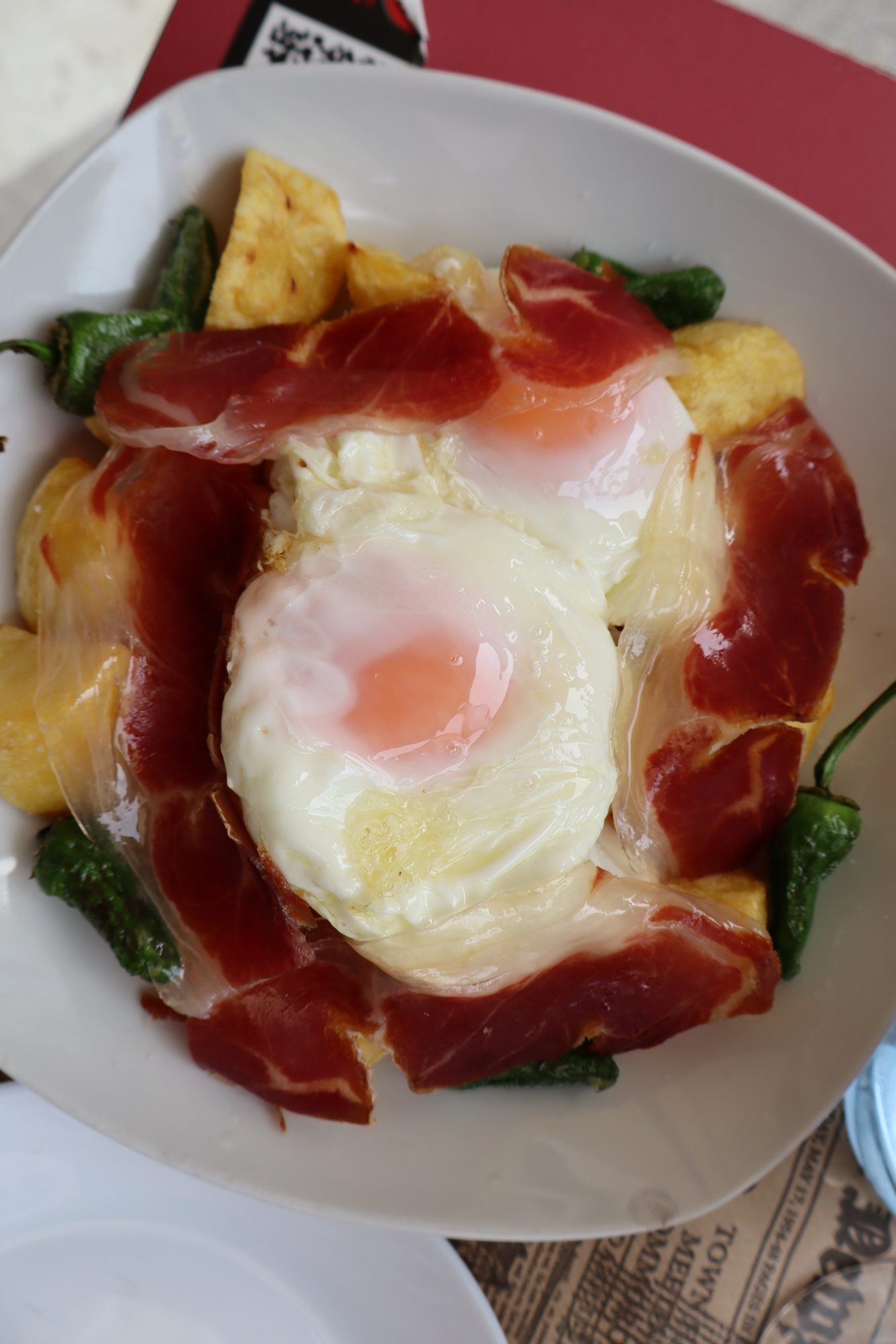 Huevos rotos con jamón y pimientos