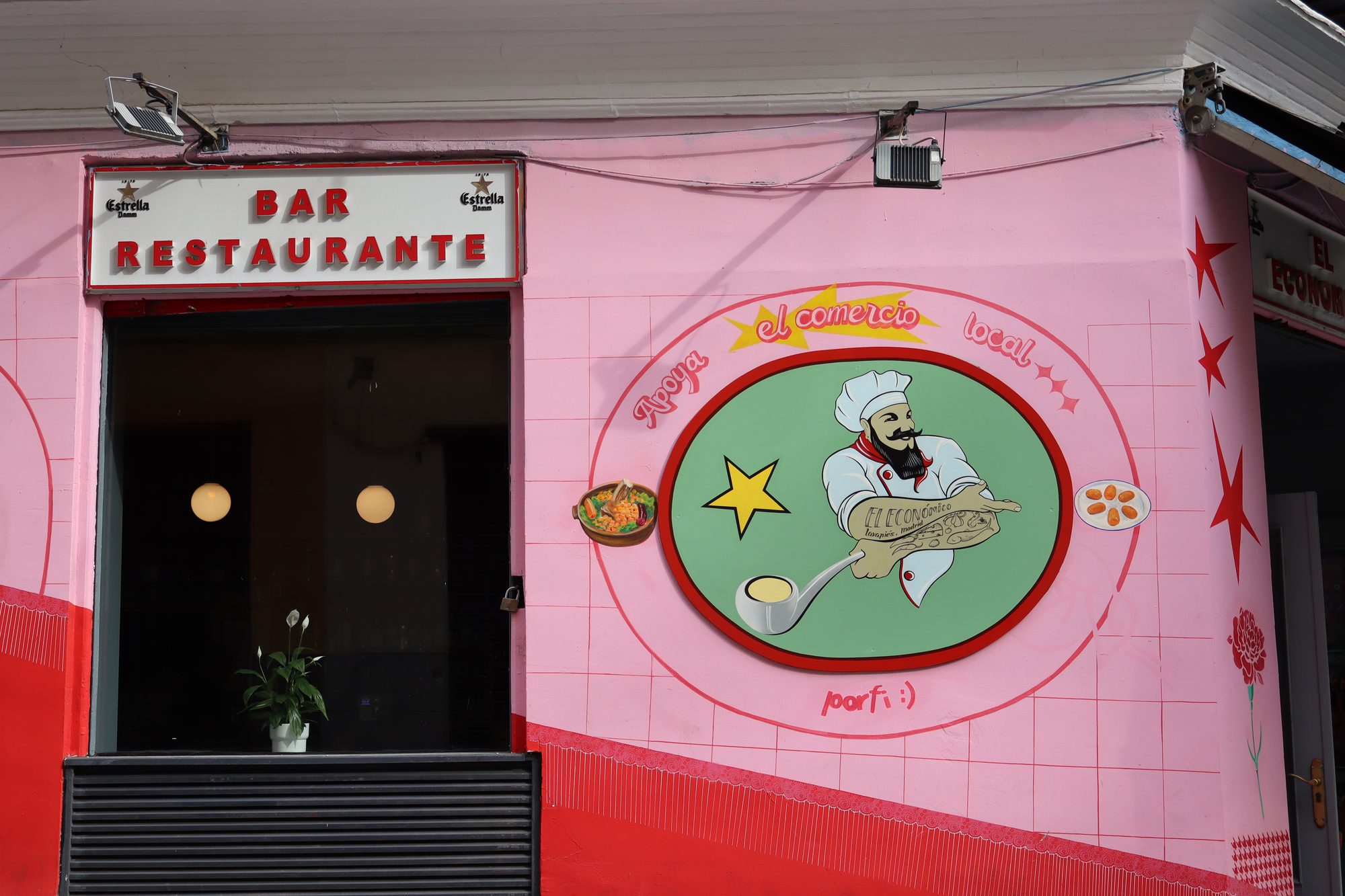 Fachada de El Económico con el mural del cocinero y la estrella