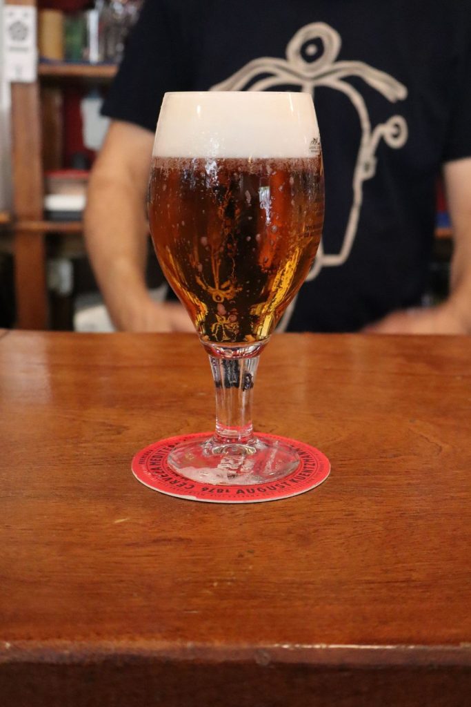 Caña de cerveza sobre la barra de madera