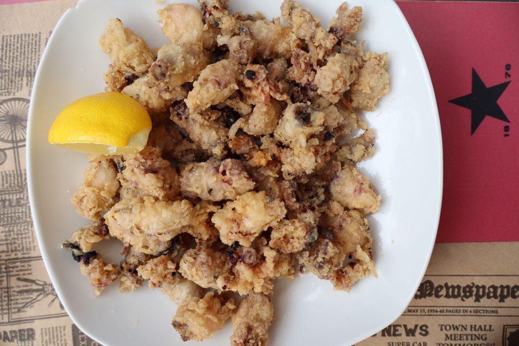 Ración de chopitos fritos con limón