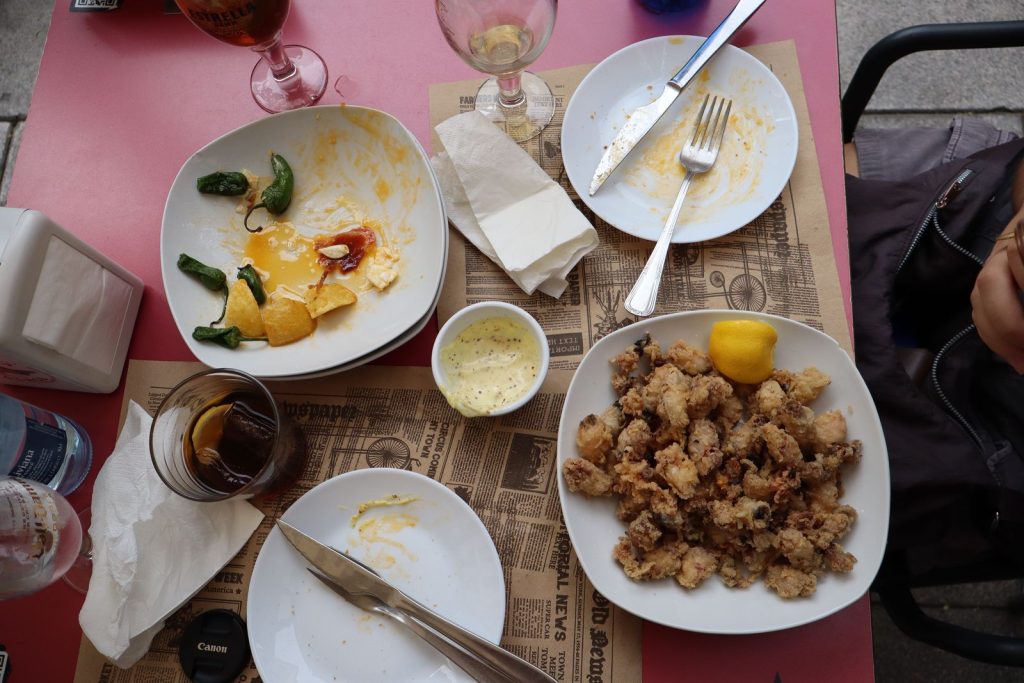 Mesa con tapas para compartir y bebidas