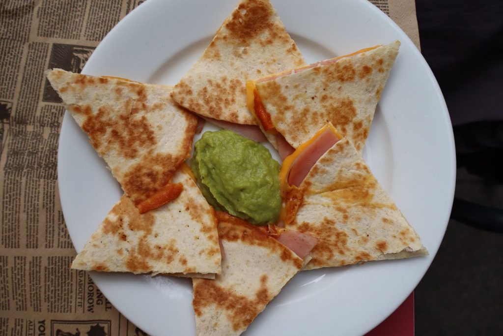 Quesadilla de jamón y queso con guacamole
